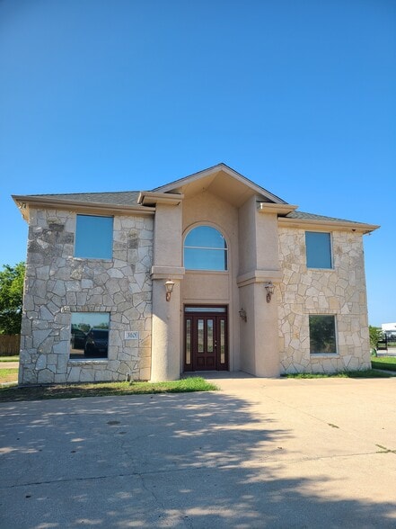 More Photos Of 310 W Murray St, Manor Office Residential For Lease
