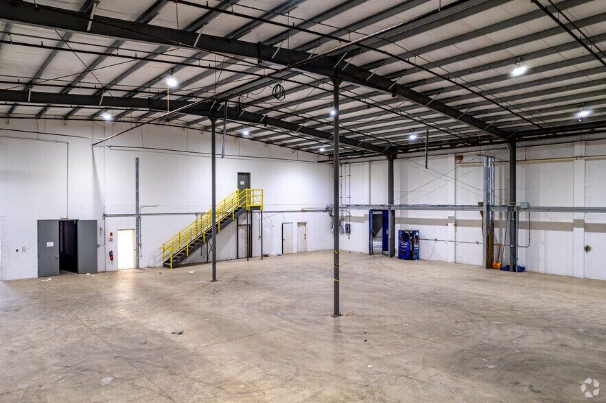 More Photos Of 201 W Decatur Ave, Pleasantville Flex For Sale