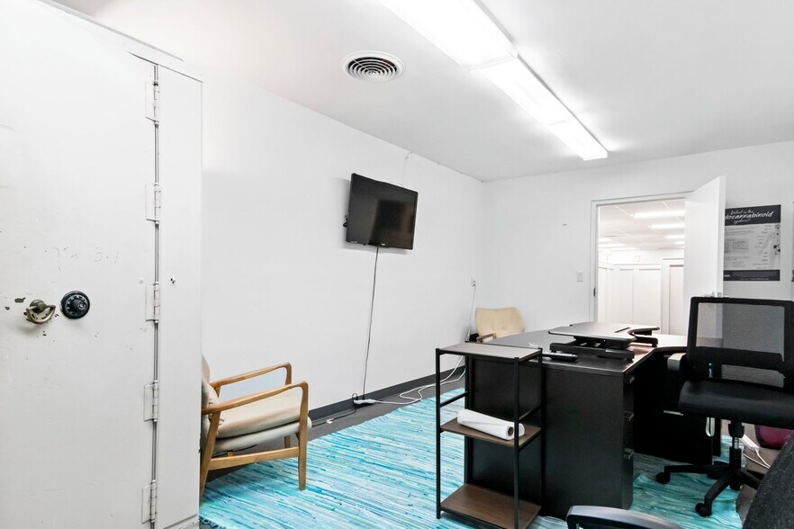 More Photos Of 2433 Gulf To Bay Blvd, Clearwater Storefront Retail Office For Lease