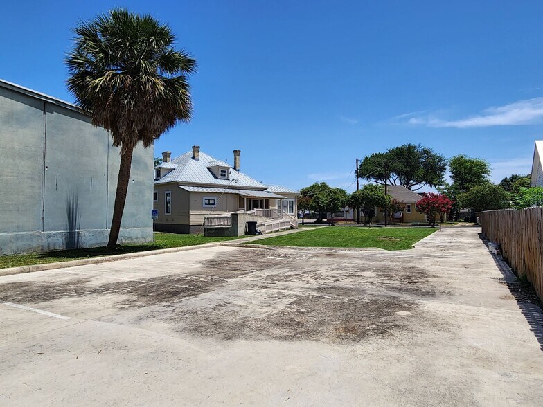 More Photos Of 1249 S Saint Marys St, San Antonio Office Residential For Sale