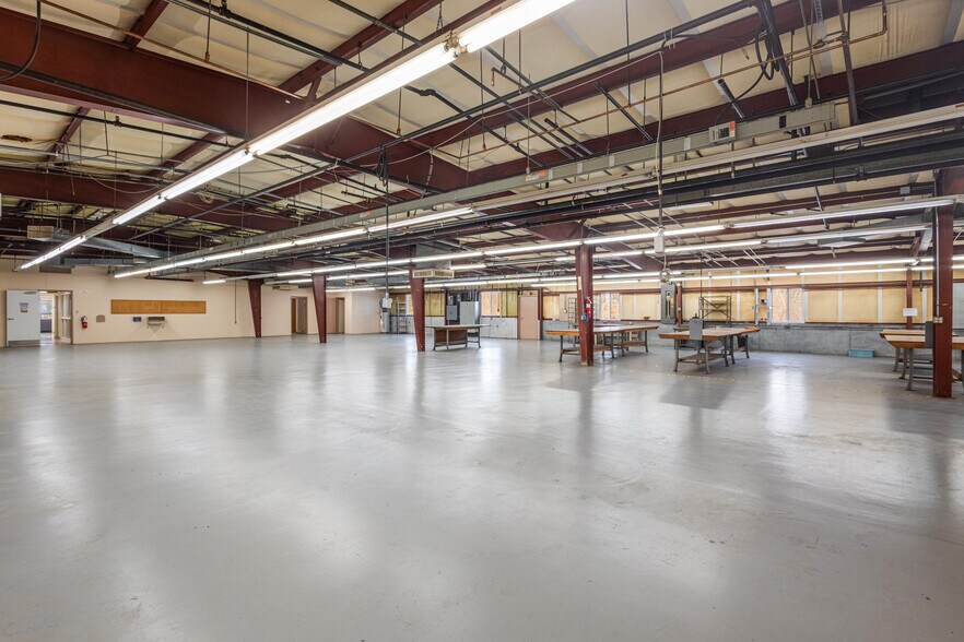 More Photos Of 412 Main St, Groton Warehouse For Lease