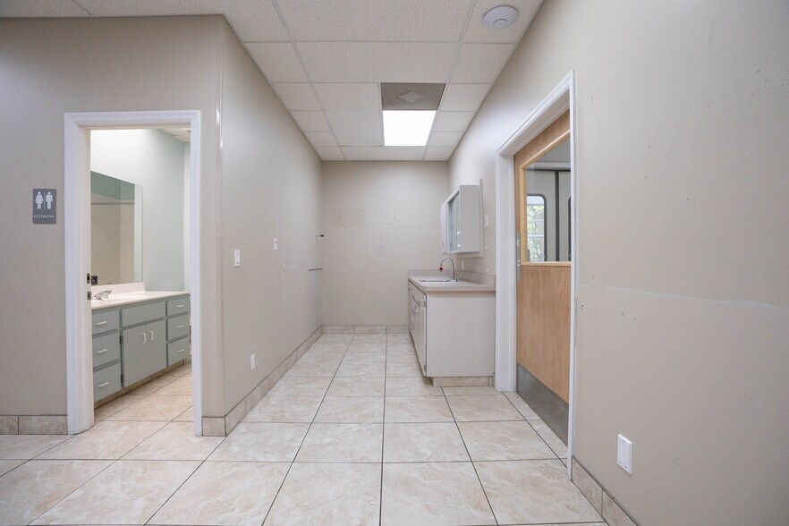 More Photos Of 3628 N Lecanto Hwy, Beverly Hills Veterinarian Kennel For Sale