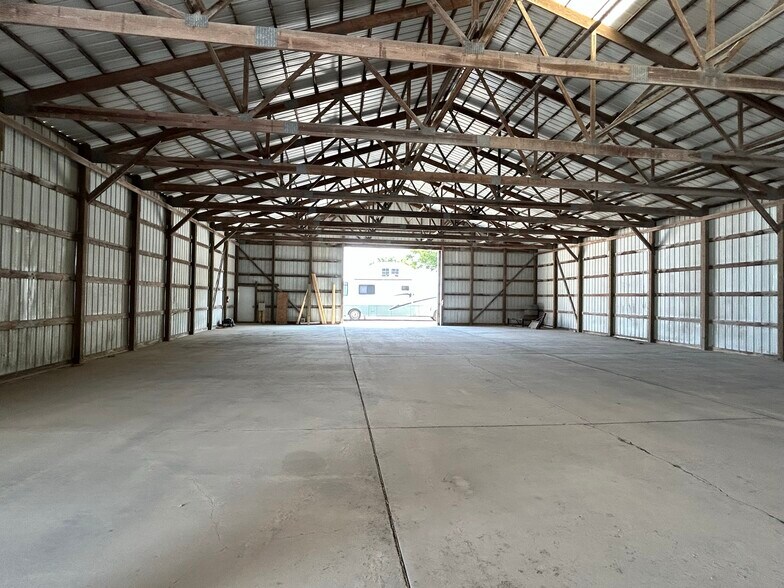 More Photos Of 825 W Walnut St, Oglesby Warehouse For Lease