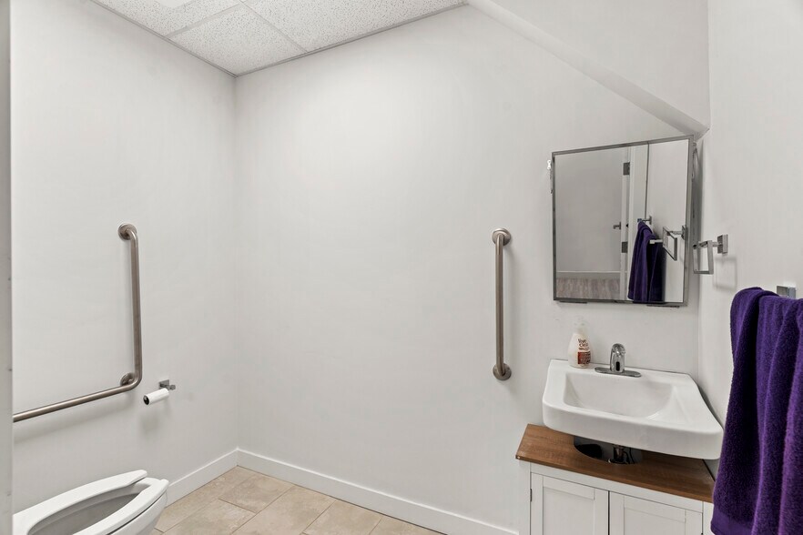 More Photos Of 10960 42 St NE, Calgary Storefront For Sale