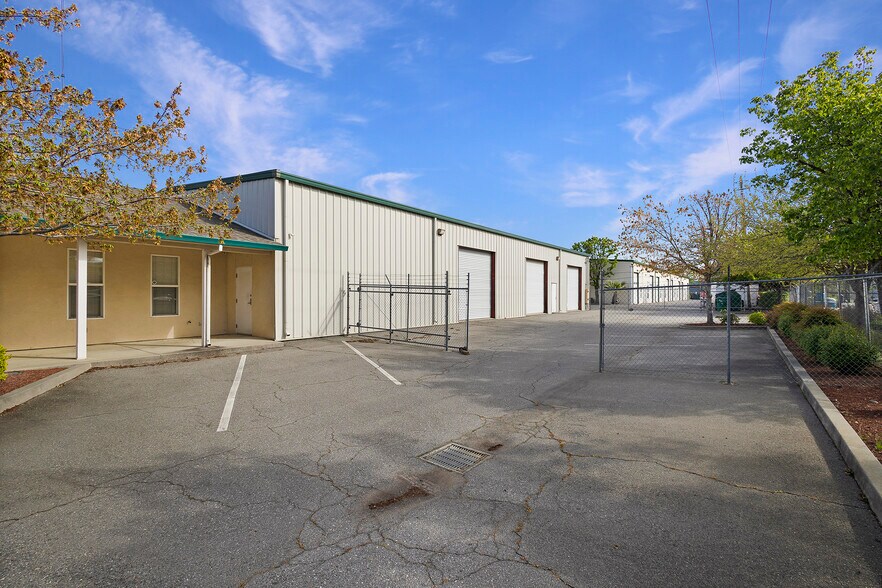 More Photos Of 2289 Ivy St, Chico Flex For Lease