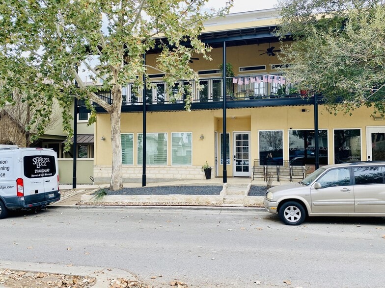 More Photos Of 967 Academy, New Braunfels Office For Lease
