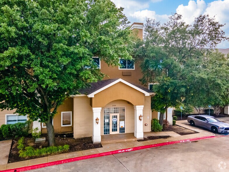 More Photos Of 1920 Lakepointe Dr, Lewisville Hotel For Sale