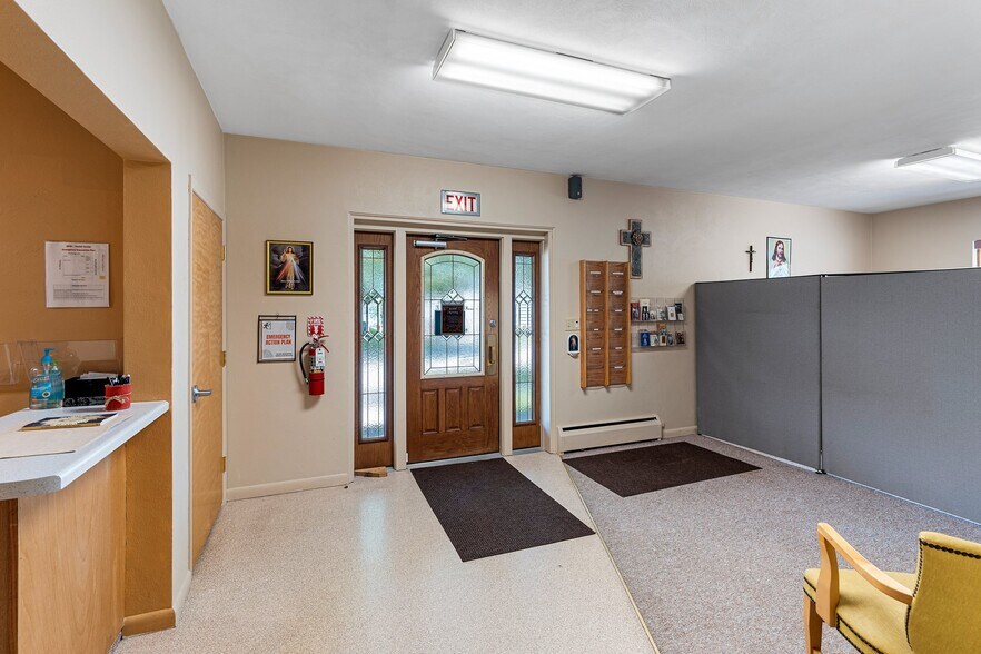 More Photos Of 712 S Pearl St, New London Office For Sale