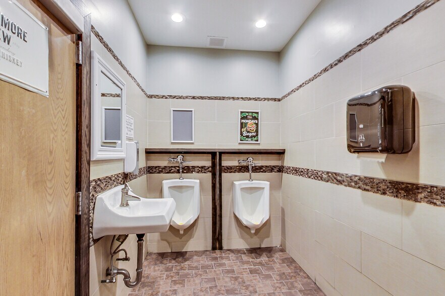 More Photos Of 2723 N Halsted St, Chicago Bar For Sale