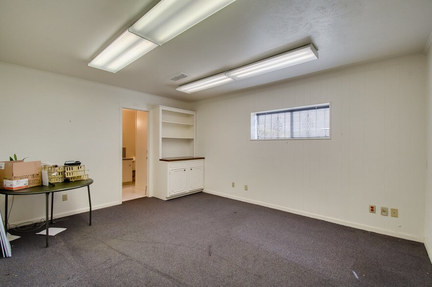 More Photos Of 1212 S Clay St, Ennis Manufacturing For Sale