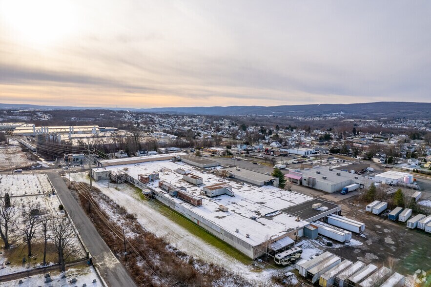 More Photos Of 733 Davis St, Scranton Warehouse For Lease