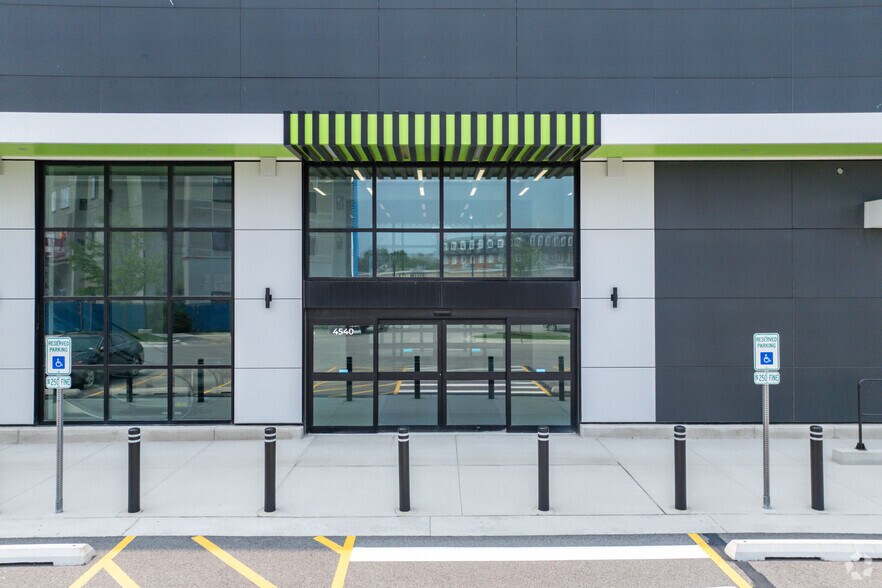 More Photos Of 4540 W Touhy Ave, Lincolnwood Supermarket For Lease