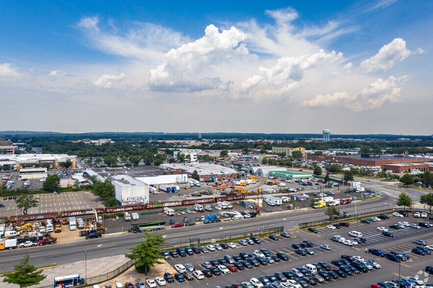 More Photos Of 99 Commercial Ave, Garden City Land For Lease