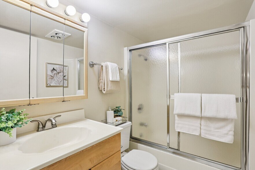 More Photos Of 5733 155th Ave NE, Redmond Apartments For Sale