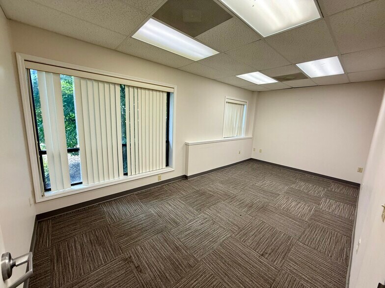 More Photos Of 326 E High St, Potosi Office For Sale