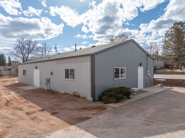 More Photos Of 5517 W Elm St, Black Hawk Showroom For Lease