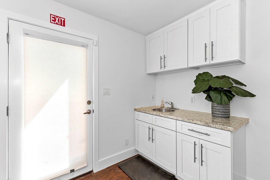 More Photos Of 1512 W Koenig Ln, Austin Office For Sale