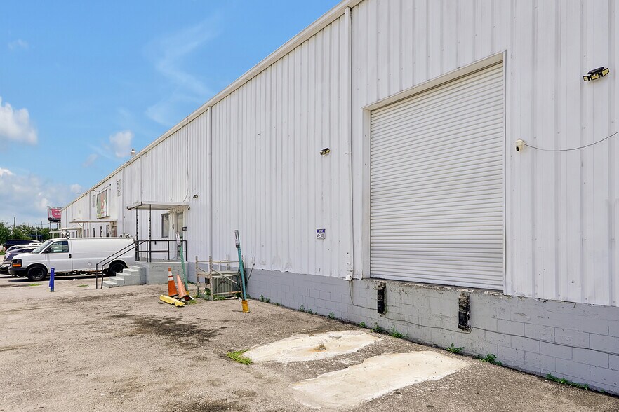 More Photos Of 11435 Rocket Blvd, Orlando Warehouse For Lease