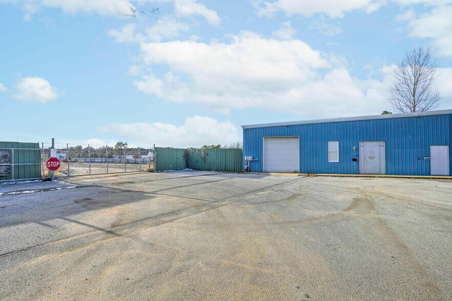 More Photos Of 43956 Commerce Ave, Hollywood Industrial For Lease