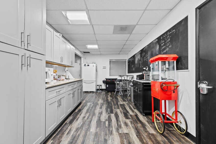 More Photos Of 2725 W Burbank Blvd, Burbank Office For Lease