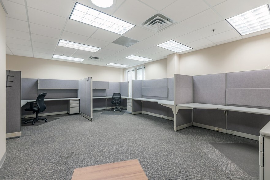More Photos Of 26 Parkridge Rd, Haverhill Research And Development For Lease