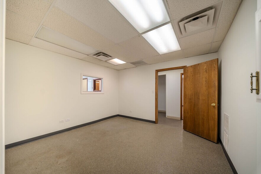 More Photos Of 670 E Calhoun St, Woodstock Flex For Lease