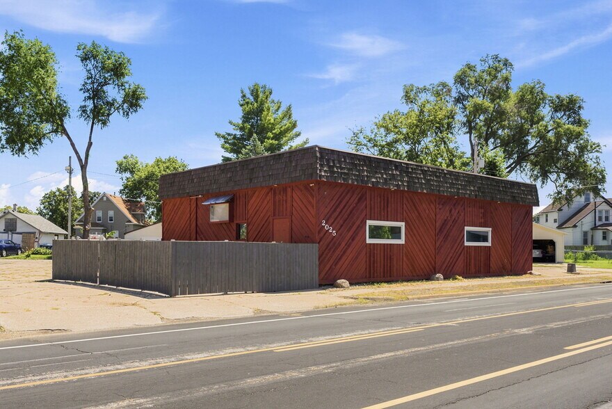 More Photos Of 2025 Hickory Grove Rd, Davenport Bar For Sale