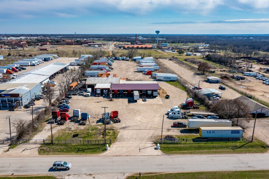 More Photos Of 305 W Simonds Rd, Seagoville Service For Lease