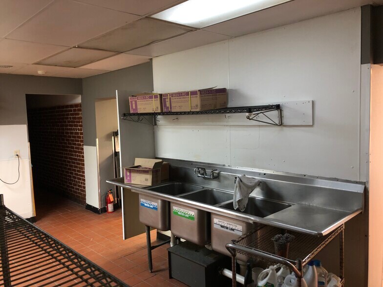 More Photos Of 321 N Main St, Hendersonville Restaurant For Lease