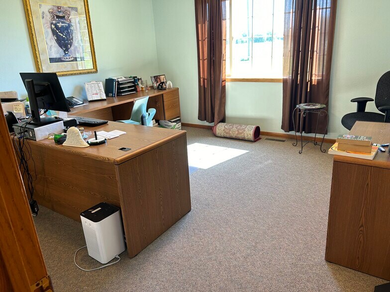 More Photos Of 335 Wycoff Dr, North Sioux City Medical For Sale