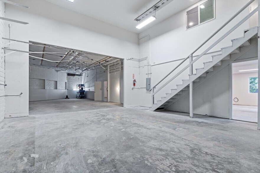 More Photos Of 9550 Main St, Penngrove Showroom For Lease