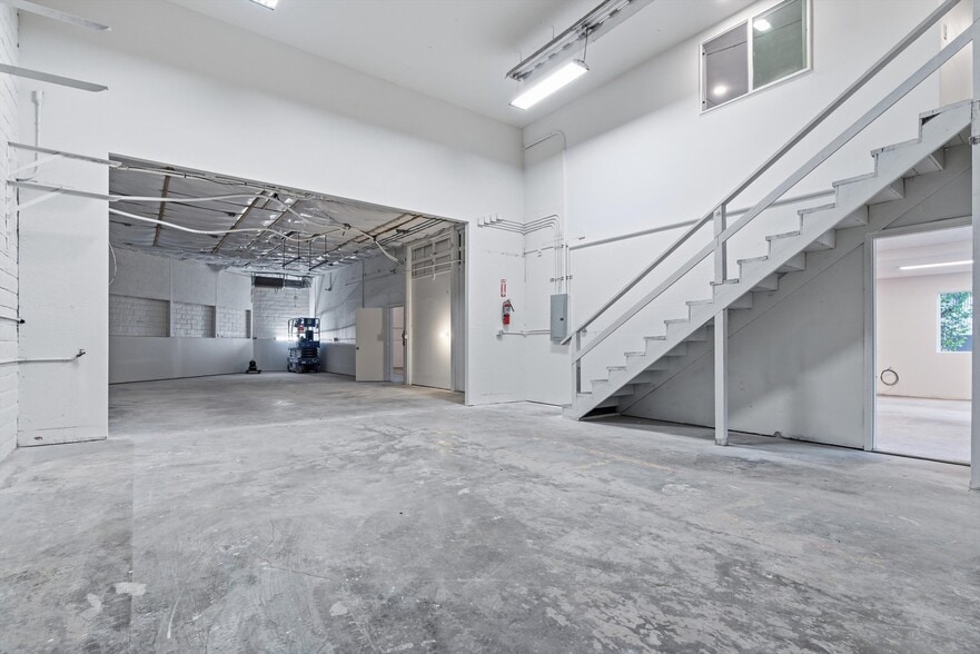 More Photos Of 9550 Main St, Penngrove Showroom For Sale