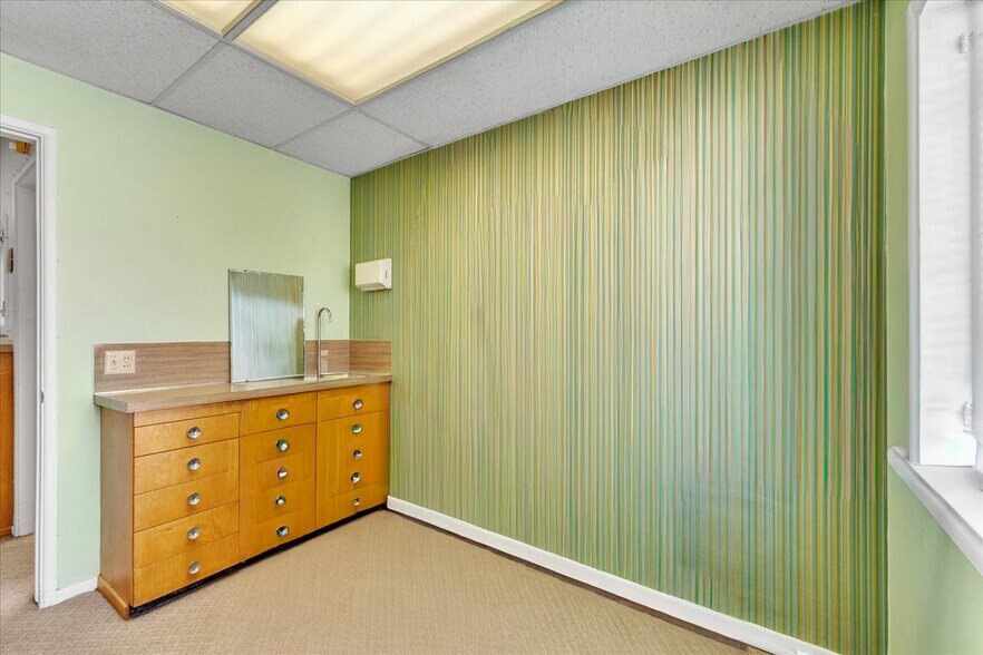 More Photos Of 18032 Ventura Blvd, Encino Medical For Lease