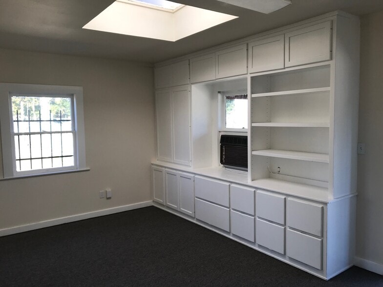 More Photos Of 109 Chestnut St, Santa Rosa Warehouse For Sale