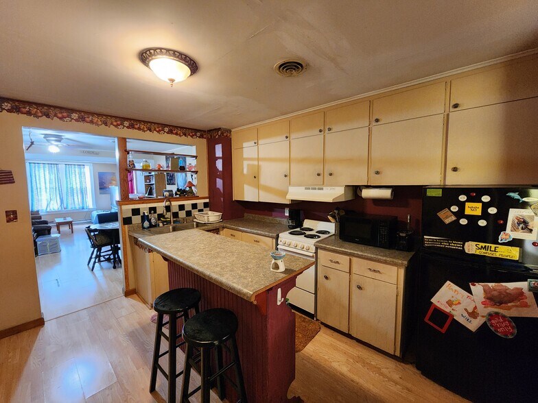 More Photos Of 2104 Main St, Emmetsburg Office Residential For Sale