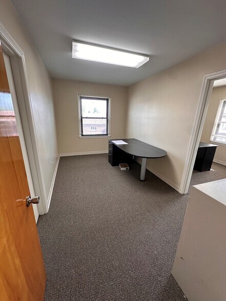 More Photos Of 23 Erlanger Rd, Erlanger Office Residential For Lease