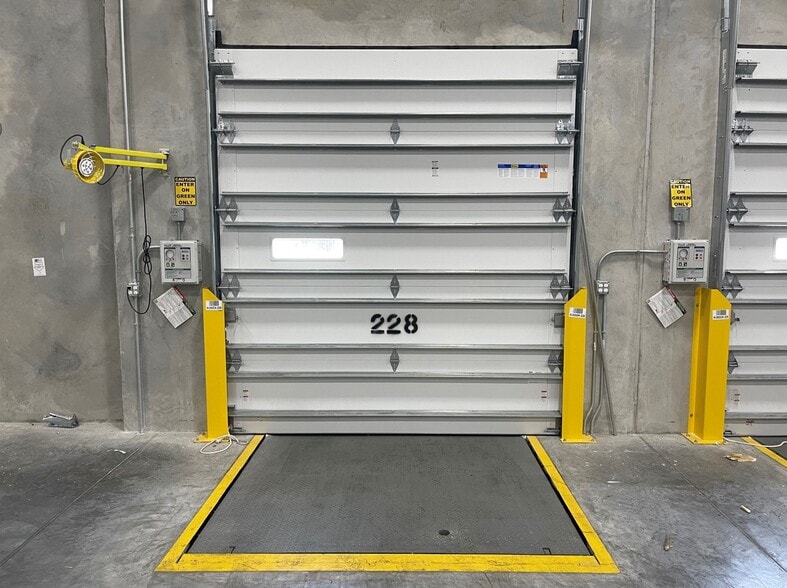More Photos Of 8235 Plummer St, Houston Distribution For Lease