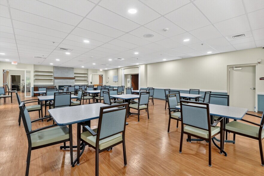 More Photos Of 106 Hospital Dr, Smithville Assisted Living For Sale