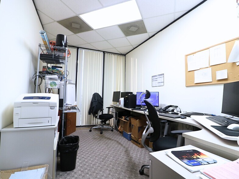 More Photos Of 6100 Corporate Dr, Houston Office For Sale