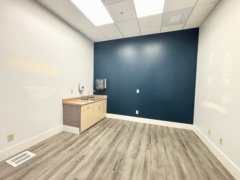 More Photos Of 1251 E McAndrews, Medford Restaurant For Lease