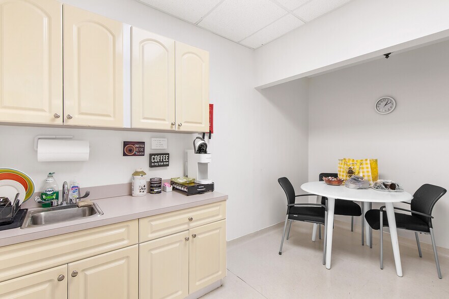 More Photos Of 1100 W Oakland Park Blvd, Wilton Manors Industrial For Lease