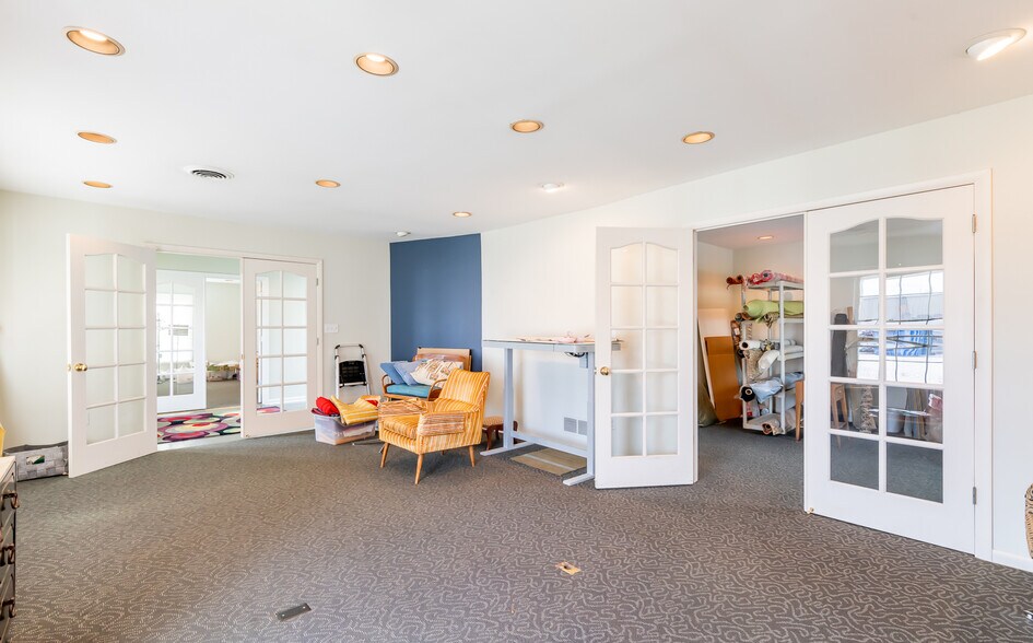 More Photos Of 8101 Warwick Ave, Louisville Office For Sale