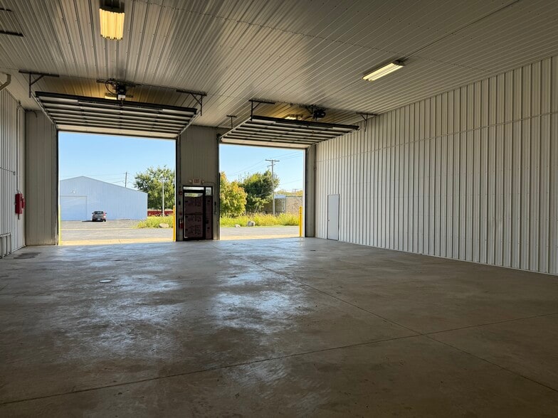 More Photos Of 1203 Badger St, Yorkville Warehouse For Lease