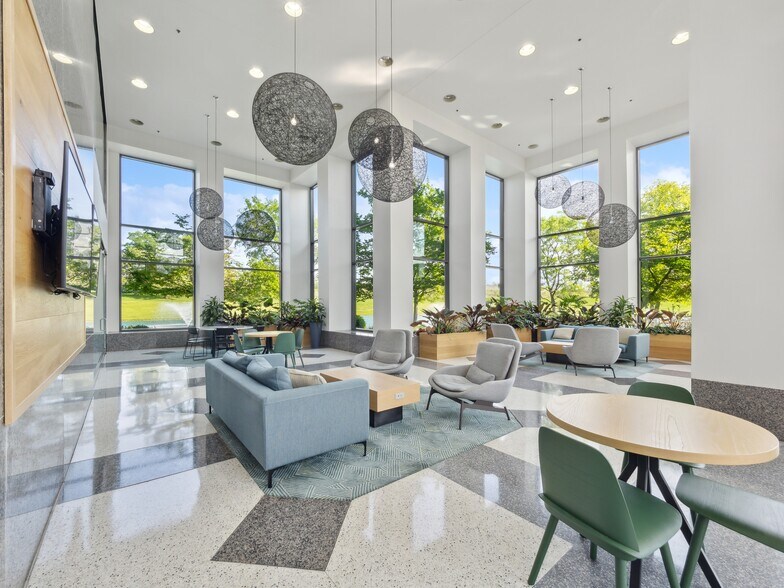 More Photos Of 1901 N Roselle Rd, Schaumburg Office For Sale