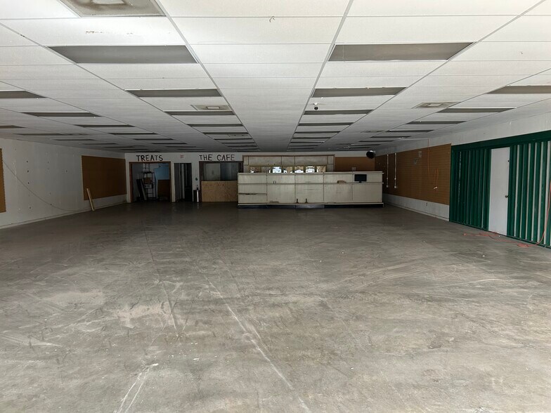 More Photos Of 6421 State Highway 31 E, Murchison Storefront For Sale