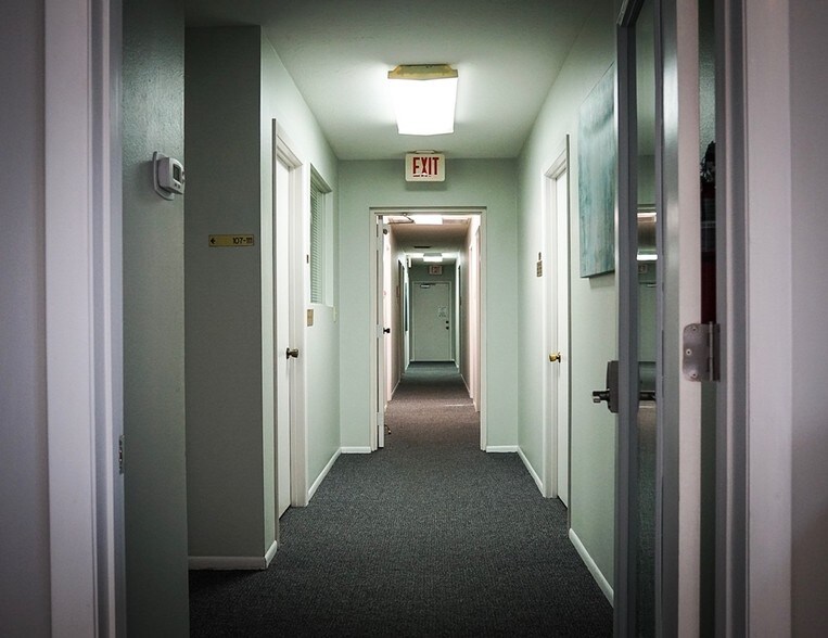 More Photos Of 2100 Constitution Blvd, Sarasota Office For Lease