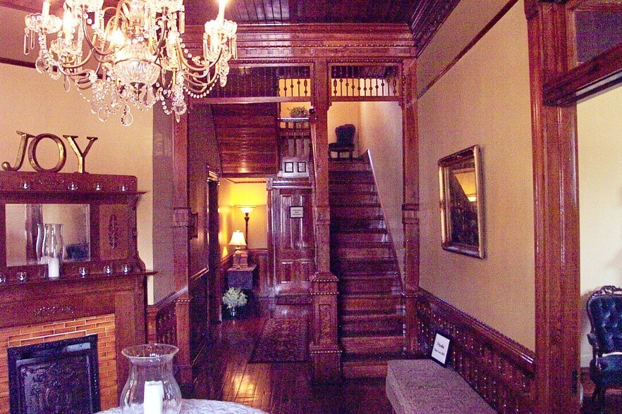 More Photos Of 27 Sycamore St, Jefferson Specialty For Lease