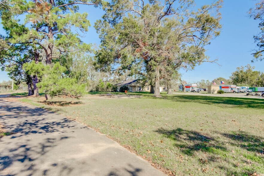 More Photos Of 77 Riley Rd, Houston Flex For Sale