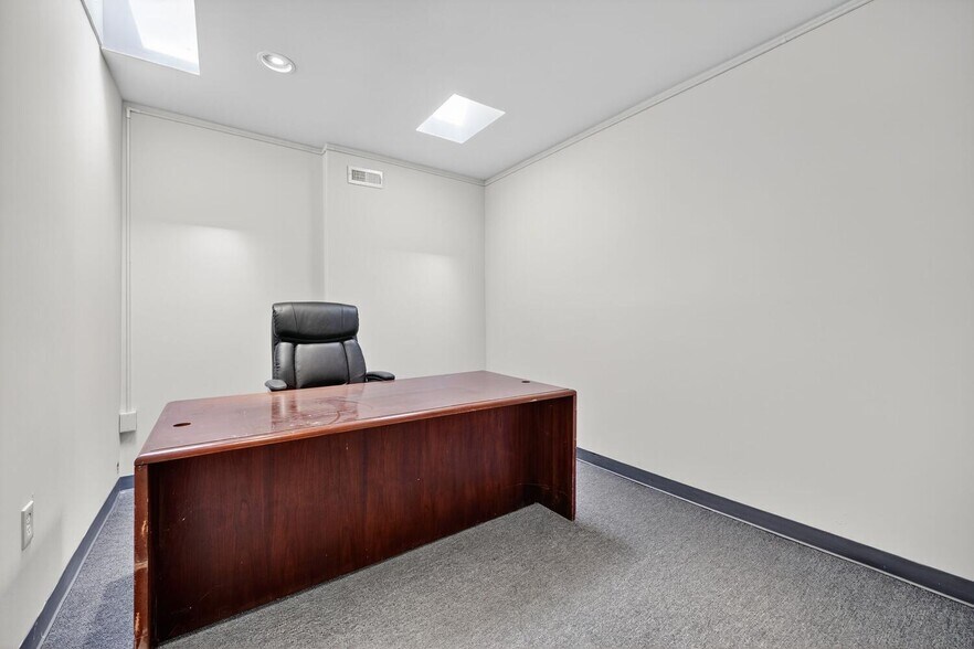 More Photos Of 606 Raleigh Pl SE, Washington Flex For Sale