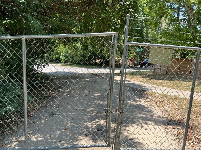 More Photos Of 914 Shady Ln, Austin Land For Lease